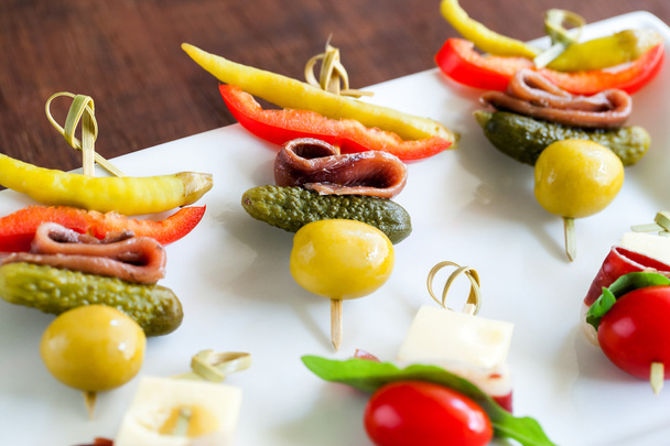 Mini aperitivos de anchova montados em espetos
. - Foto, Imagem