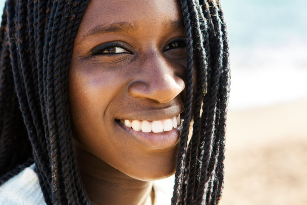 Αφρικανική έφηβος με toothy χαμόγελο. - Φωτογραφία, εικόνα