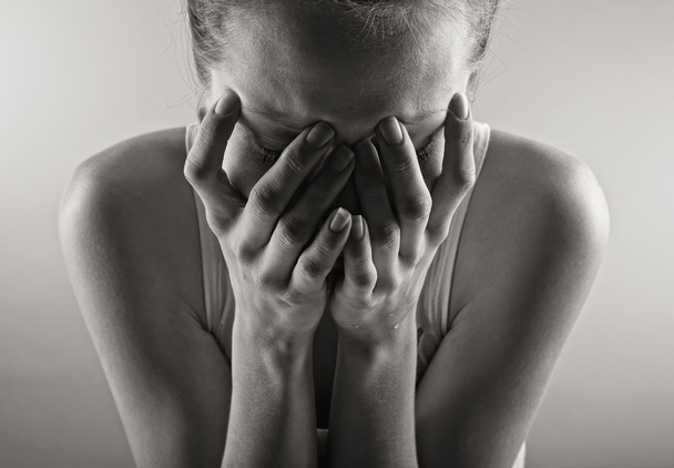 młoda kobieta płacz - Zdjęcie, obraz