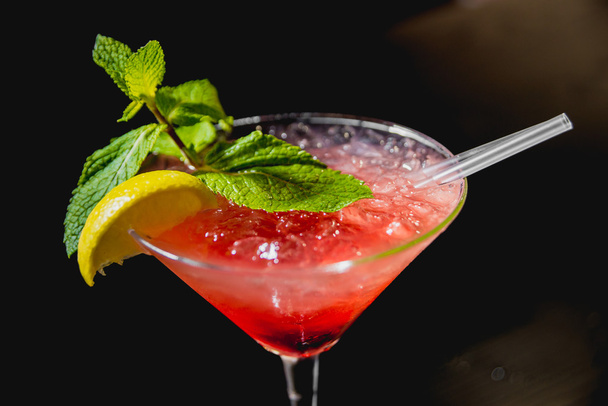 red Cocktail with lemon and mint  - Foto, Bild