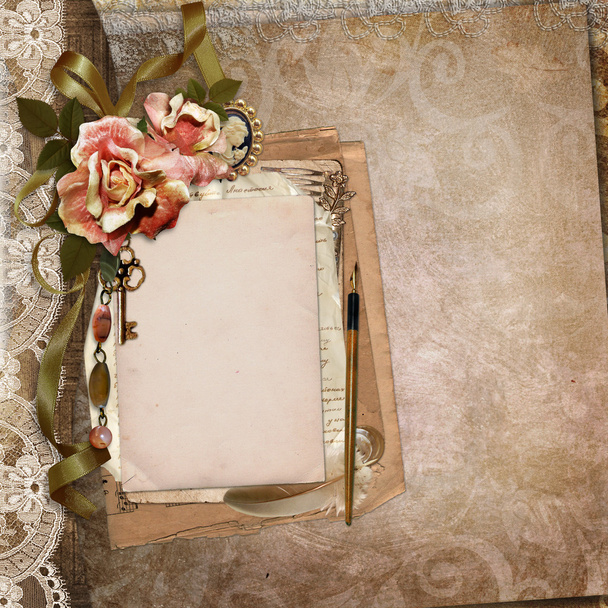 Fondo vintage con tarjeta antigua, letras, rosas marchitas
 - Foto, Imagen