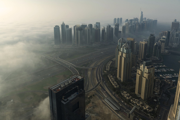 Ομίχλης στη μαρίνα του Ντουμπάι - Φωτογραφία, εικόνα