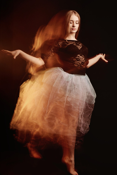 dziewczyna młoda Piękna tancerka taniec i skoki, studio - Zdjęcie, obraz