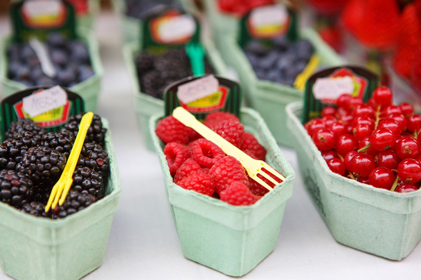 Корзина с сочными ягодами на фермерском рынке
 - Фото, изображение