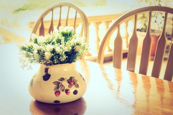Váza rostlina s výhledem na venkovní - Fotografie, Obrázek