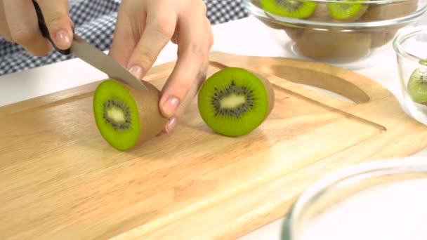 Mes snijden verse kiwi - Video