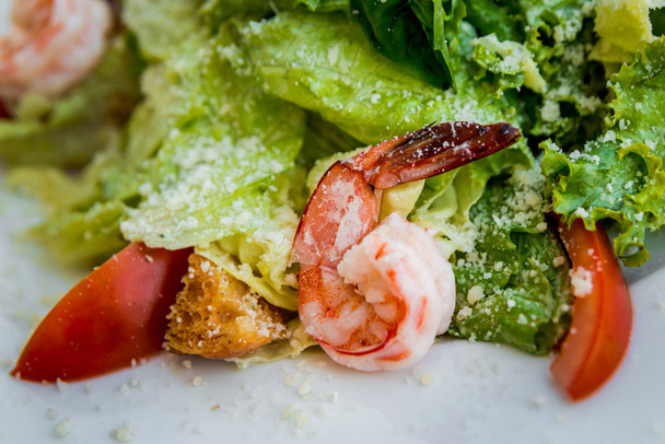 Fresh seafood salad with Shrimp and vegetables - Foto, imagen
