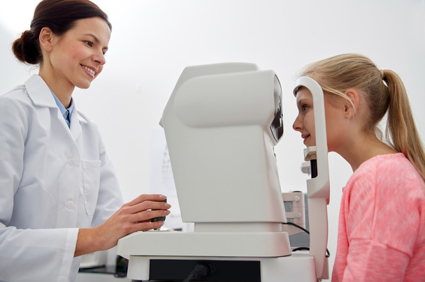 optician with tonometer and patient at eye clinic - Foto, Bild