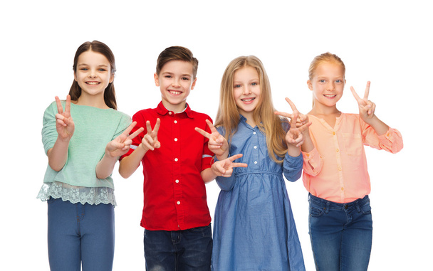 щасливий хлопчик і дівчатка показують знак мирної руки
 - Фото, зображення