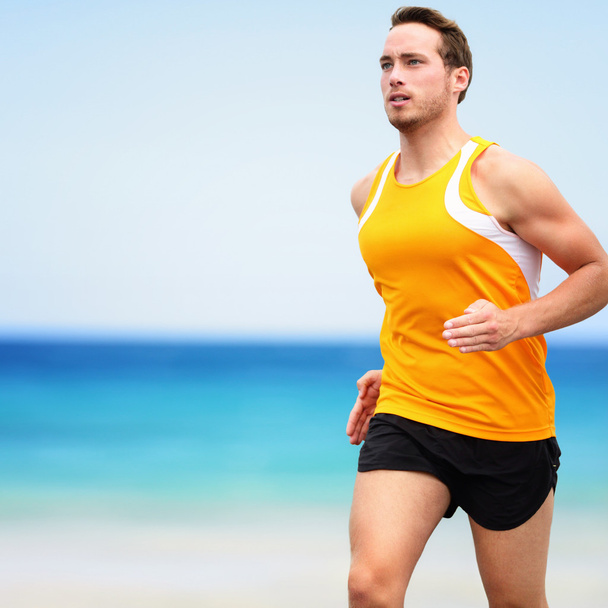 homme en vêtements de sport courir sur la plage
 - Photo, image