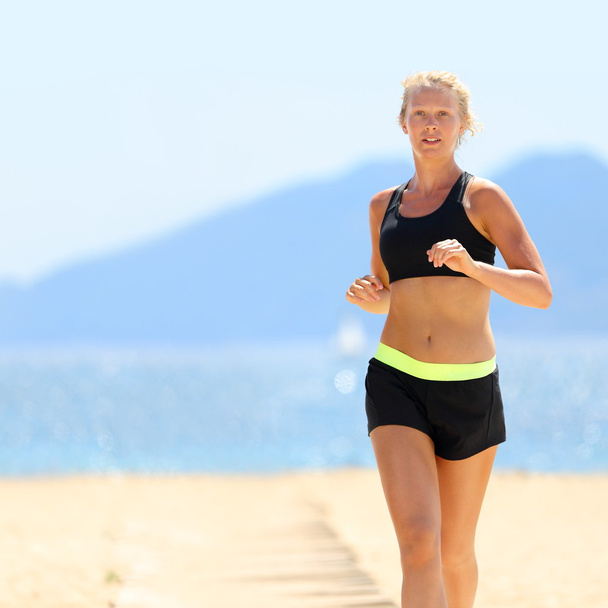 mulher em sportswear correndo na praia
 - Foto, Imagem