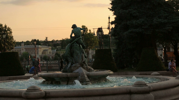 schöner Brunnen im Park - Filmmaterial, Video
