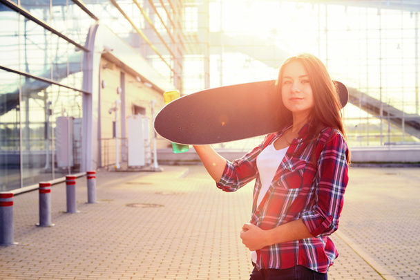 bella giovane donna con uno skateboard - Foto, immagini