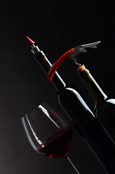 vörös bor és dugóhúzó - Fotó, kép