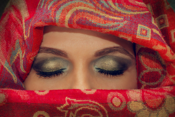 Κλειστά τα μάτια ανατολίτικο γυναίκας στην παραδοσιακή ισλαμική μαντίλα. - Φωτογραφία, εικόνα