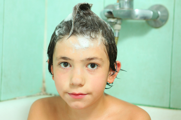  bel ragazzo lavarsi la testa con lo shampoo
 - Foto, immagini