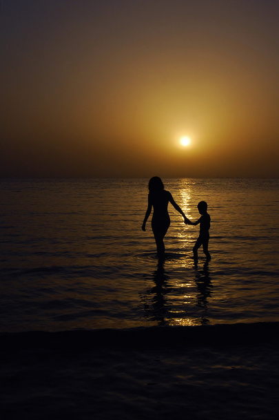 Anne ve oğul denizinde - Fotoğraf, Görsel