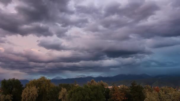Nubes lluviosas sobre las montañas
 - Metraje, vídeo