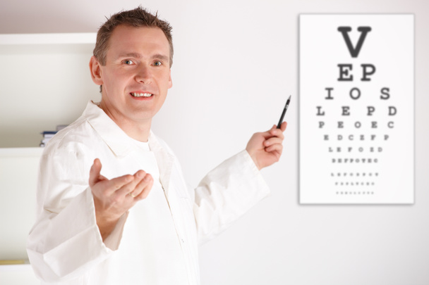 Augenarzt untersucht Patient - Foto, Bild
