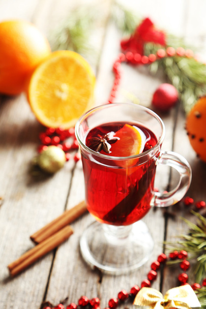 Mulled wine in glass on grey wooden table - Foto, Bild