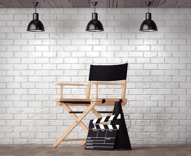 Director Chair, Movie Clapper e Megaphone na frente de Brick Wa
 - Foto, Imagem