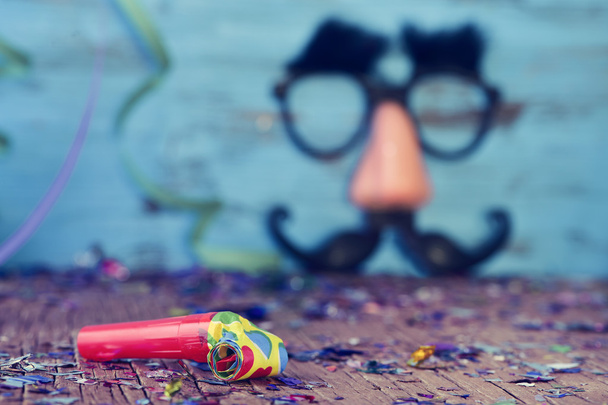 Partyhörner, Konfetti und falsche Brillen, Nase und Schnurrbart - Foto, Bild