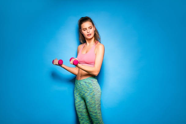 athletic woman doing sport, lifting weights - Valokuva, kuva
