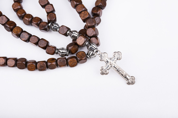 Rosaire avec une croix sur fond blanc
 - Photo, image