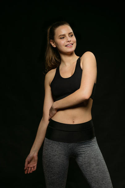 athletic woman doing sport, lifting weights - Fotoğraf, Görsel