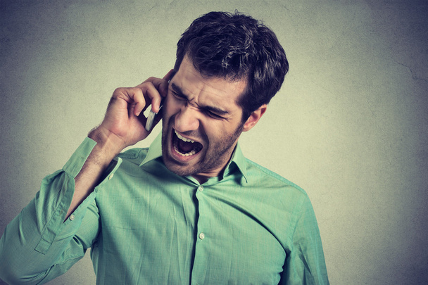 boos zakenman schreeuwen op de mobiele telefoon - Foto, afbeelding