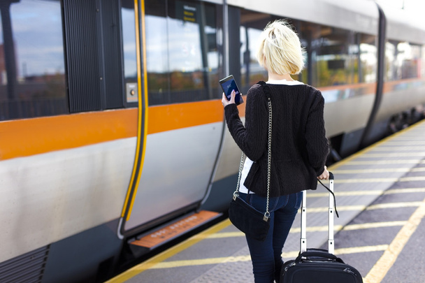 Utazás a nő a vasútállomáson szabadtéri terminál - Fotó, kép