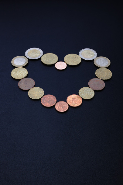 Silueta srdce stanovené z drobných mincí - Fotografie, Obrázek