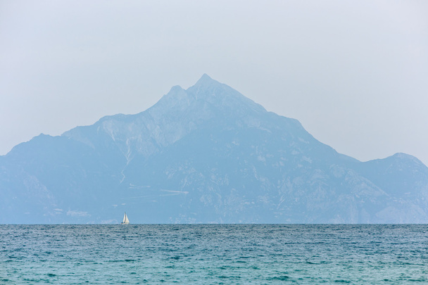 Alba con yacht e oceano blu
 - Foto, immagini