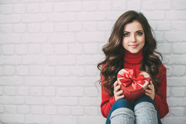 Cute woman with a gift heart. - Foto, imagen