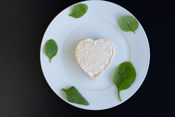 morangos e queijo em forma de coração e espinafre
 - Foto, Imagem