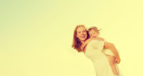familia feliz, madre e hija pequeña juego de niños y divertirse
 - Foto, Imagen