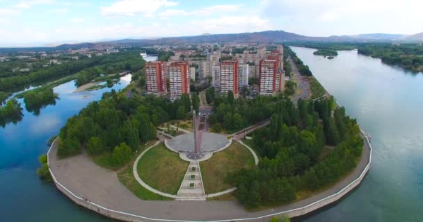 Ust-Kamenogorsk de stad. Oost-Kazachstan. - Video