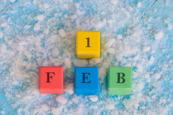 1 февраля. Календарь даты по цвету деревянных кубиков с отмеченной датой 1 февраля
 - Фото, изображение
