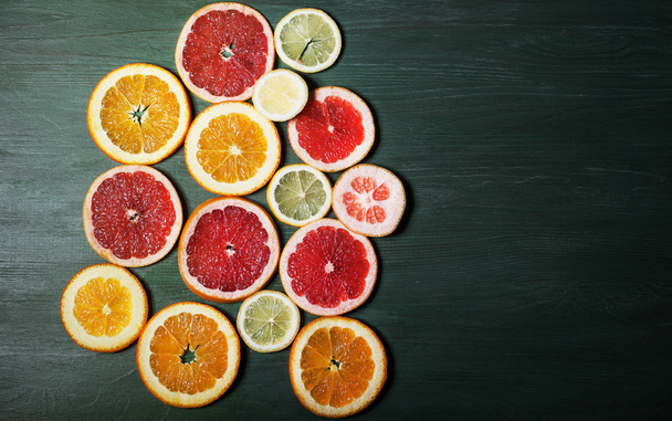 Kawałki różnych owoców cytrusowych - Zdjęcie, obraz