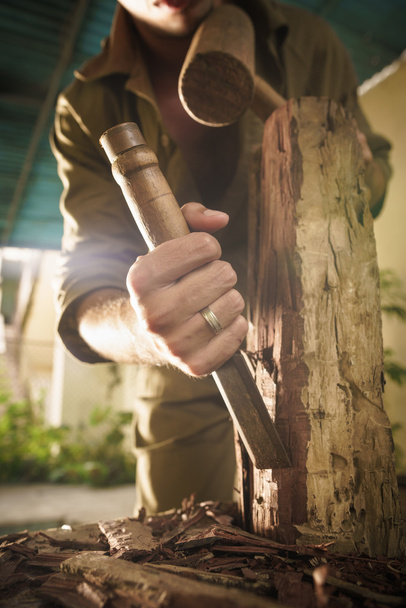 Νεαρός γλύπτης καλλιτέχνης εργάσιμη και γλυπτική με ξύλινο άγαλμα-3 - Φωτογραφία, εικόνα