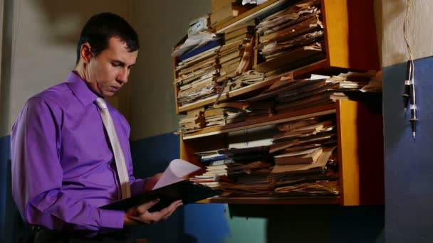 Účetní úředník řekl papírování v kanceláři staré retro - Záběry, video