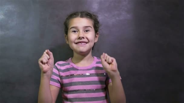 дівчина підліток відчуває дивовижну радість щастя на сірому фоні
 - Кадри, відео