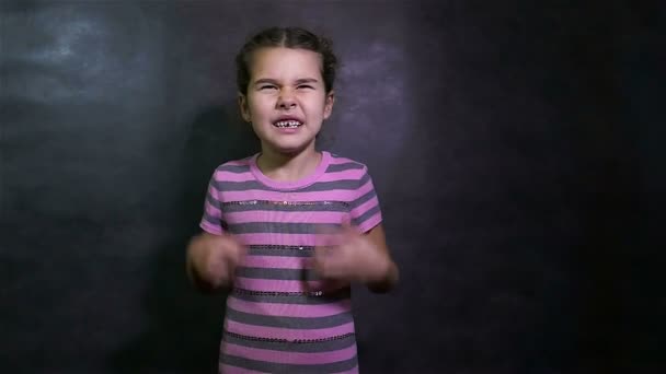 Mädchen Konflikt schreit Streit wütend winkt Teenager seine Arme Zeitlupe - Filmmaterial, Video