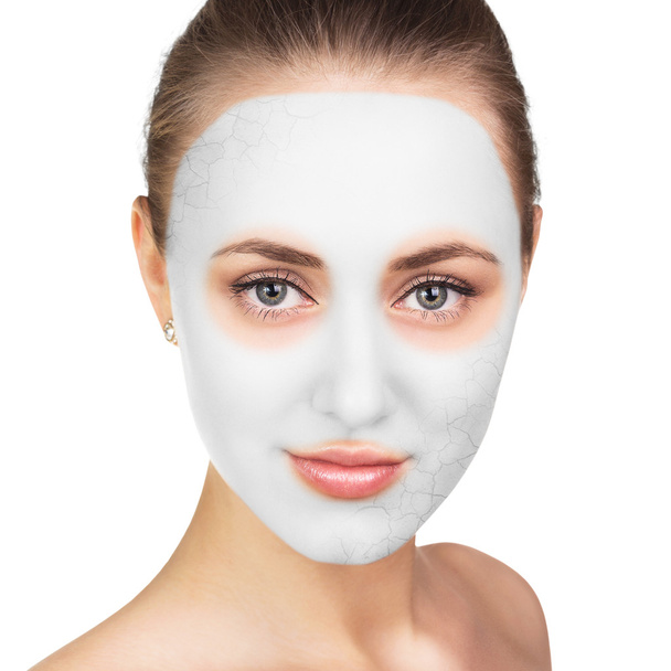 Jonge vrouw met klei gezichtsmasker - Foto, afbeelding