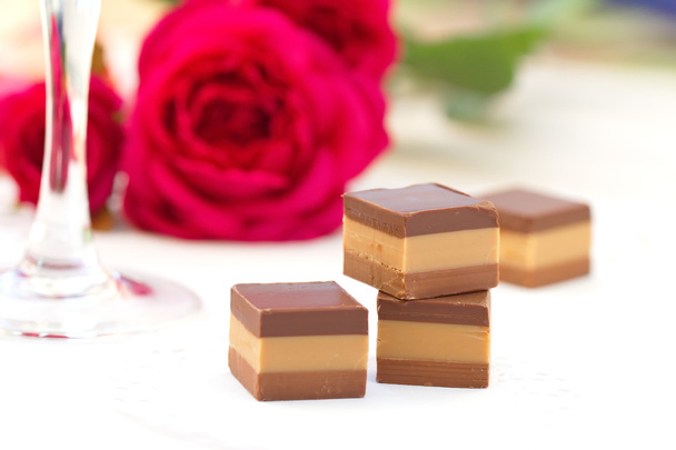 çikolata ve güllerle - Fotoğraf, Görsel
