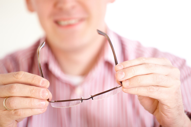 Opticien présentant des lunettes
 - Photo, image