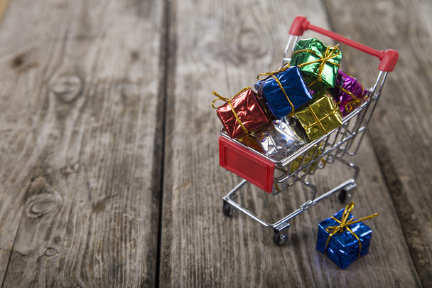 Gift boxes in the shopping cart - Foto, afbeelding