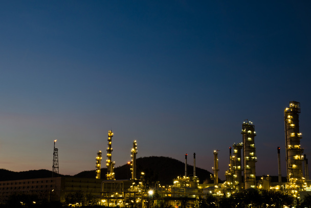 Industria petrolchimica al tramonto cielo blu scuro
. - Foto, immagini