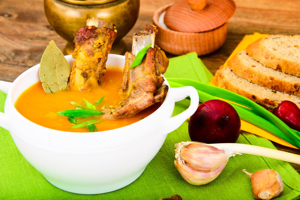 食事と健康的な有機食品: 豚カルビ入りカボチャ スープ - 写真・画像