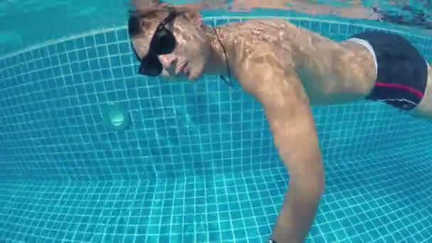 Víz alatti úszó. Ember úszik a medencében. - Felvétel, videó